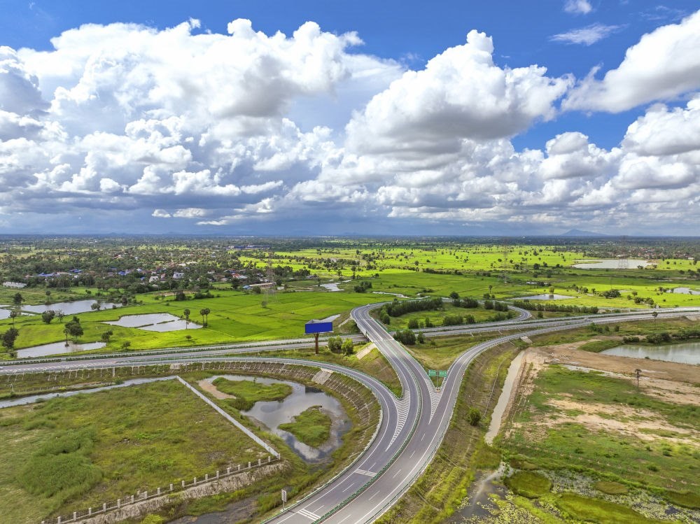 2024年9月25日在柬埔寨磅士卑省拍攝的金港高速公路（無人機照片）。連接柬埔寨首都金邊和最大深水海港西哈努克港的金港高速公路，是中柬共建“一帶一路”標志性項目。
