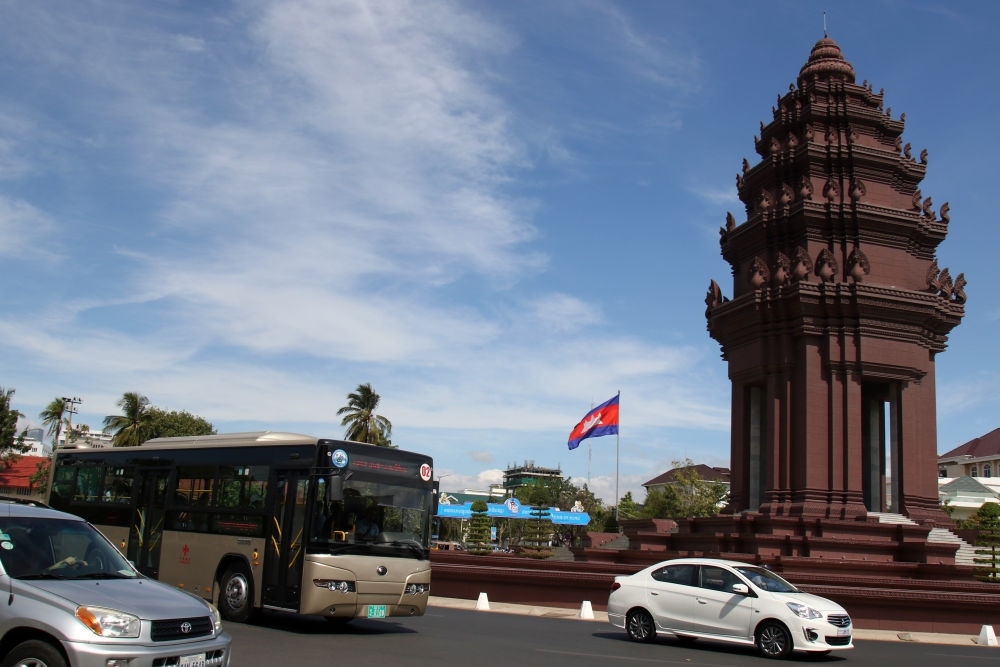 2018年1月5日，在柬埔寨金邊，一輛中國援助的“宇通”公交車經(jīng)過獨立紀念碑。