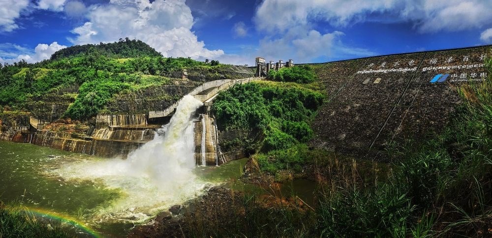 2018年6月22日在柬埔寨戈公省拍攝的中國援柬額勒賽水電站上大壩。