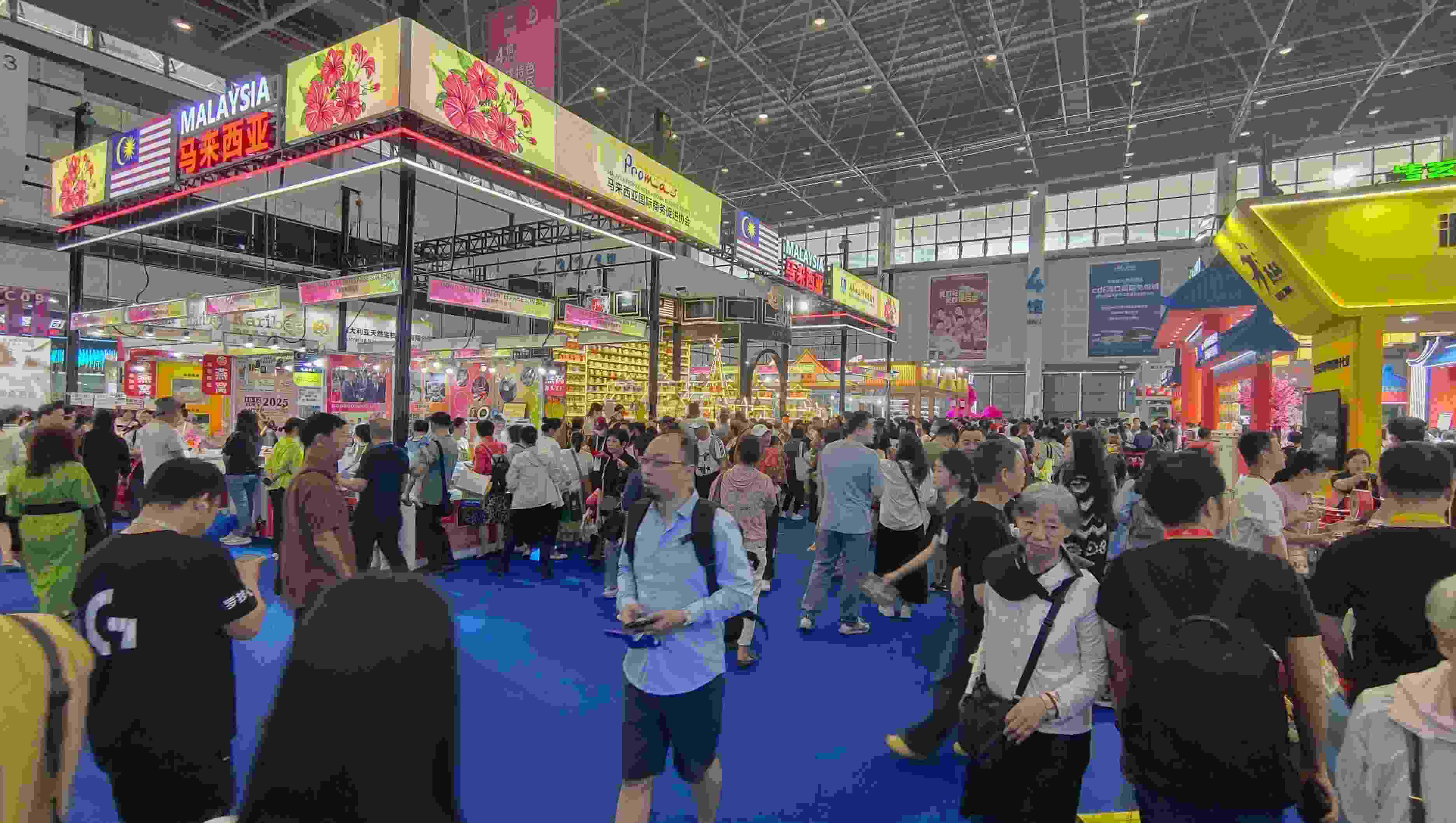 消博會迎來公眾開放日，眾多市民、客商來到展館參觀、購物。人民網(wǎng)記者 李彤攝