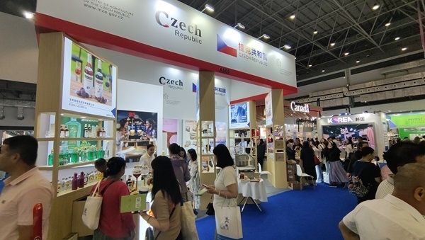 觀展者在各國展臺采購、咨詢。人民網(wǎng)記者 李彤攝