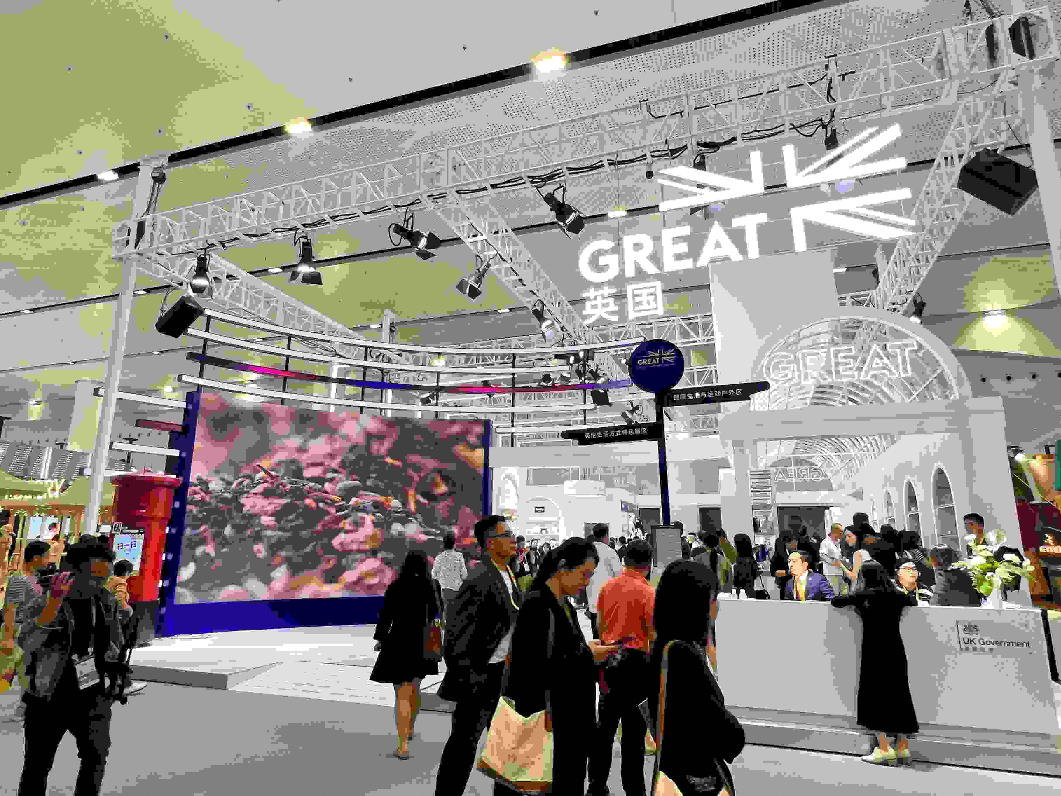 在消博會上，主賓國英國國家館開館。人民網(wǎng)記者 趙瞳攝