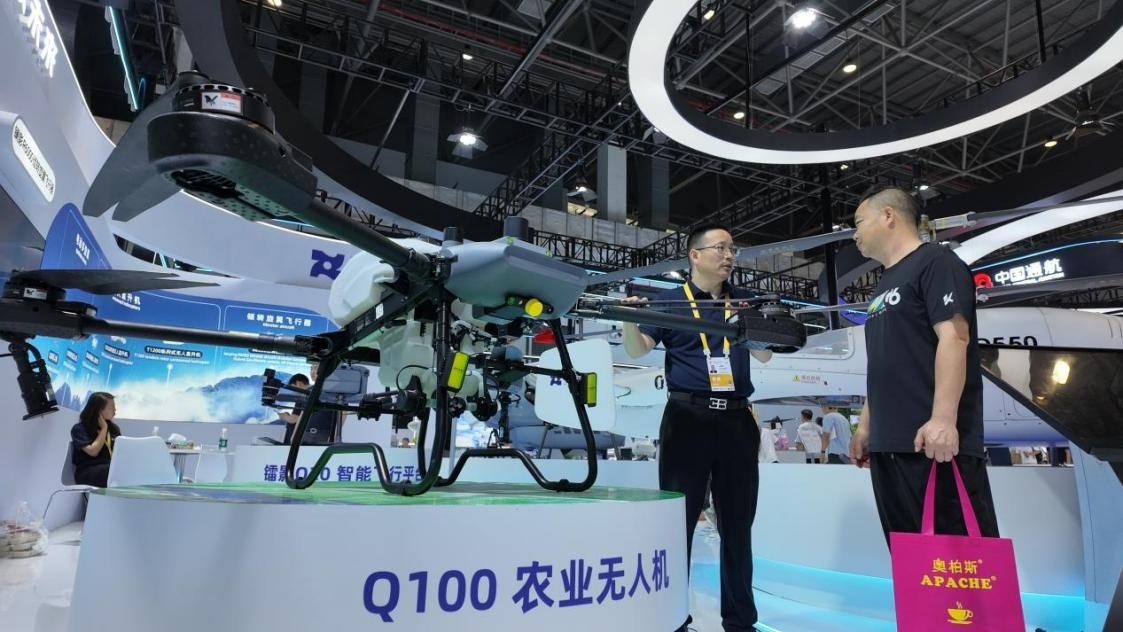 低空經(jīng)濟展區(qū)展出的農(nóng)業(yè)無人機裝備。人民網(wǎng) 歐陽易佳攝