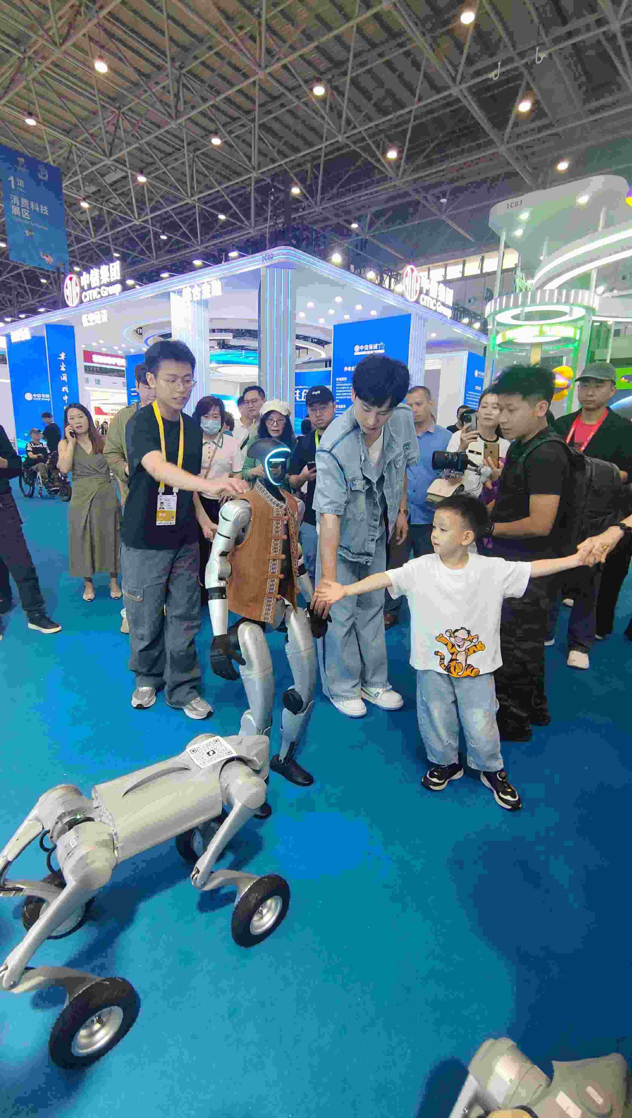 消博會現(xiàn)場，機器人等科技消費產(chǎn)品吸引觀展者駐足。人民網(wǎng)記者 李彤攝