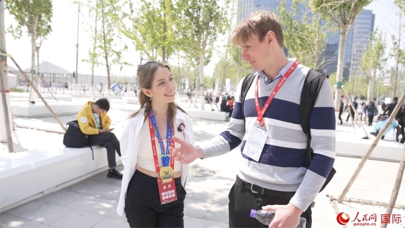 墨西哥的參賽選手阿蘭薩蘇?巴燕（左）與瑞士選手喬文韜。人民網(wǎng)記者 袁蒙攝