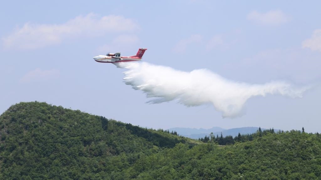 AG600飛機在四川西昌開展典型滅火場景驗證試飛科目（2023年6月攝）。新華社發(fā)（中國航空工業(yè)集團(tuán)供圖）