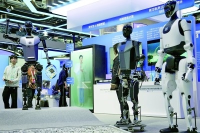 3月27日，在中關(guān)村展示中心常設(shè)展上，人形機(jī)器人“天工”向參觀者招手示意。新華社記者 鞠煥宗攝