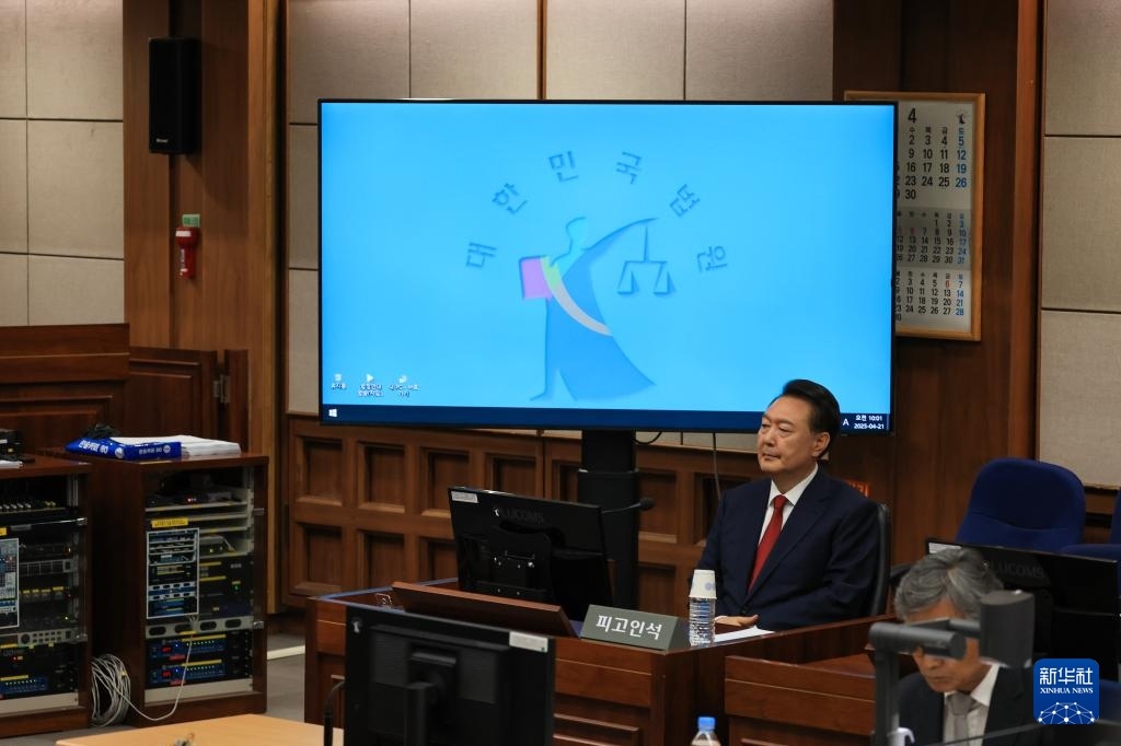 4月21日，尹錫悅在韓國首爾中央地方法院出席庭審。新華社/紐西斯通訊社