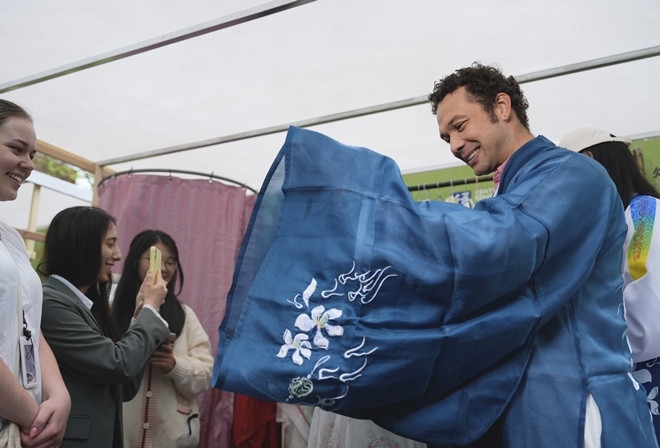 外國青年試穿漢服。中外語言交流合作中心供圖