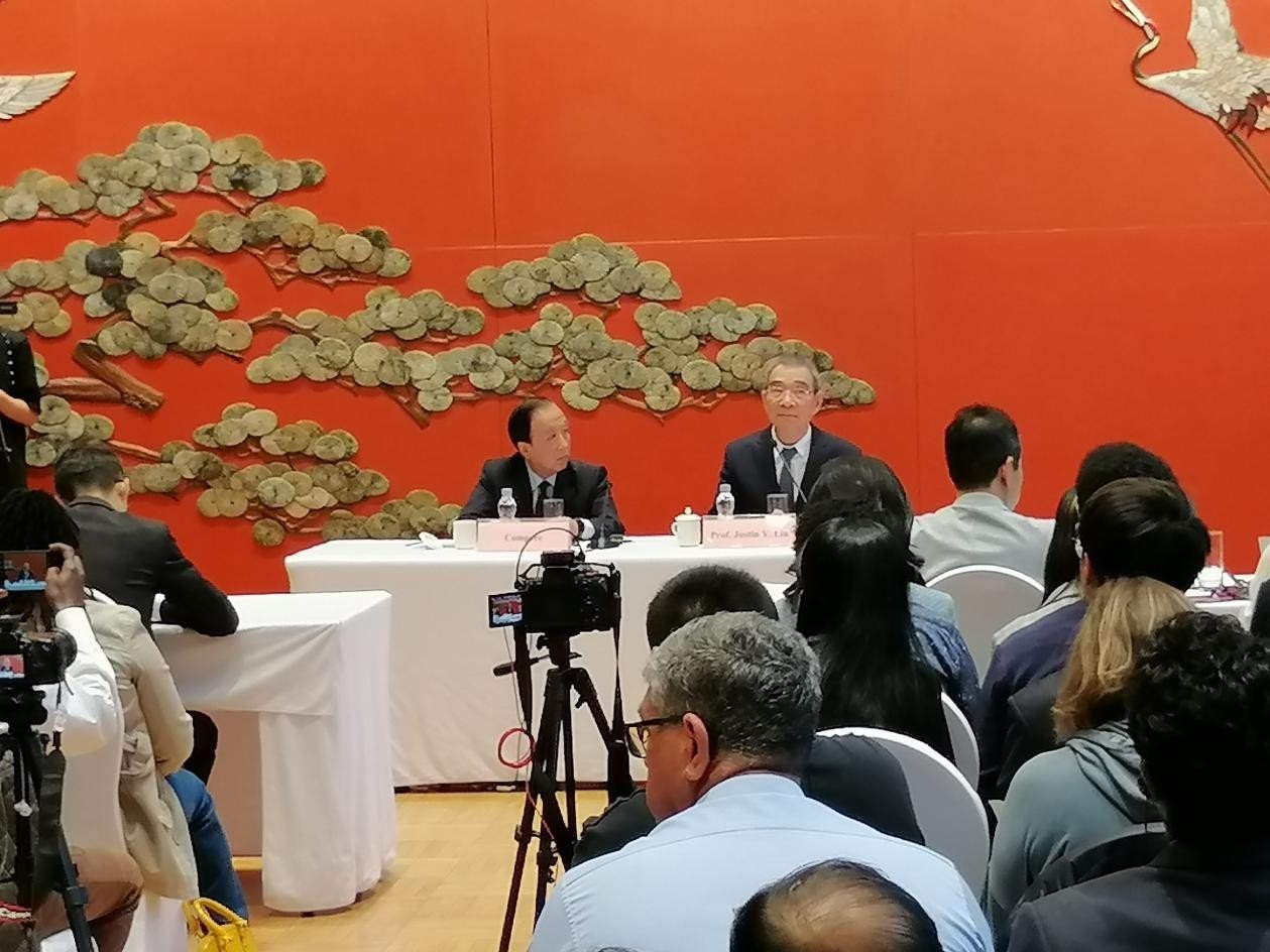 圖為21日舉行的“臨甲7號(hào)沙龍”，林毅夫（右一）在回答中外媒體記者的提問(wèn)。 人民網(wǎng)記者 李瀟攝