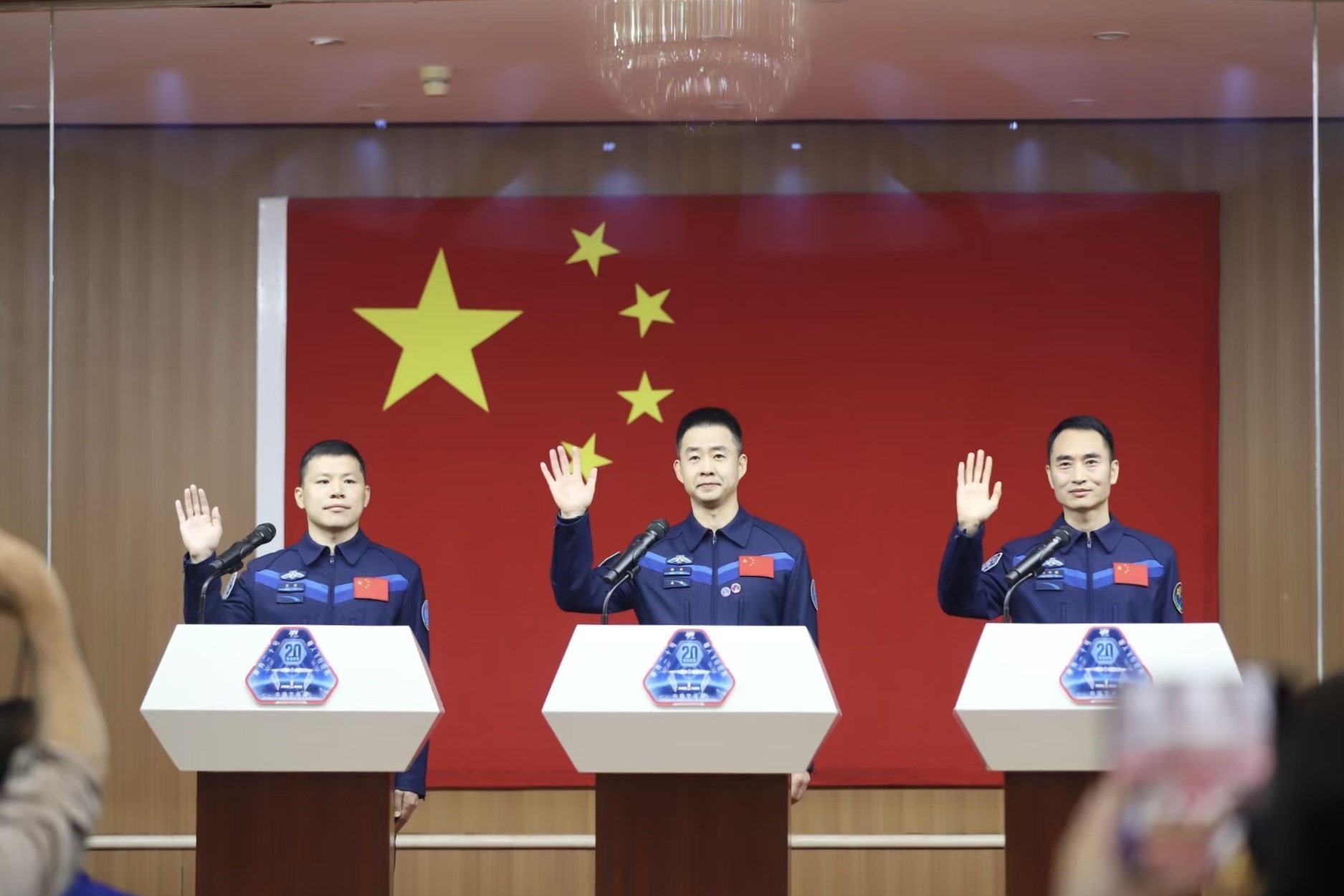 4月23日，神舟二十號(hào)航天員乘組在酒泉衛(wèi)星發(fā)射中心問(wèn)天閣與中外媒體記者集體見(jiàn)面。人民網(wǎng)記者 黃帆攝