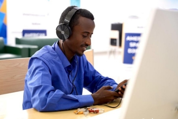 在明亮現(xiàn)代的信息技術(shù)閱覽室，當(dāng)?shù)刈x者正在沉浸式學(xué)習(xí)，塔里克·易卜拉欣攝