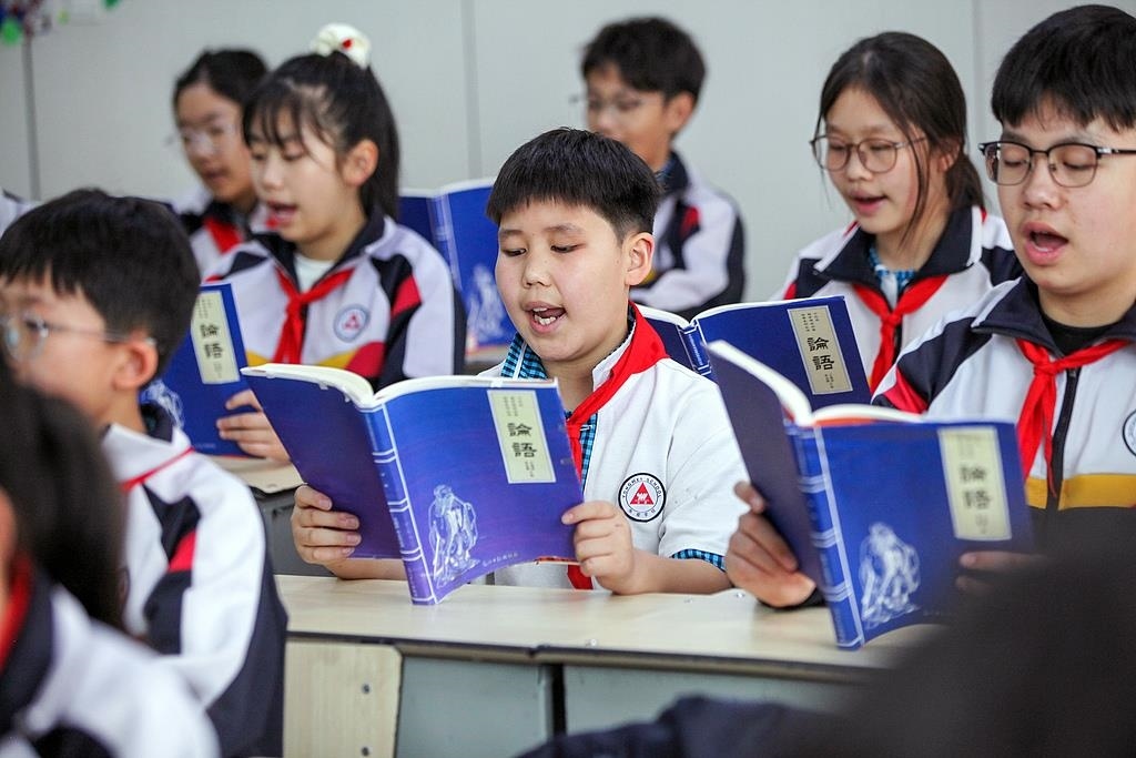 △2025年4月21日，河南焦作，學(xué)生們在誦讀《論語》。