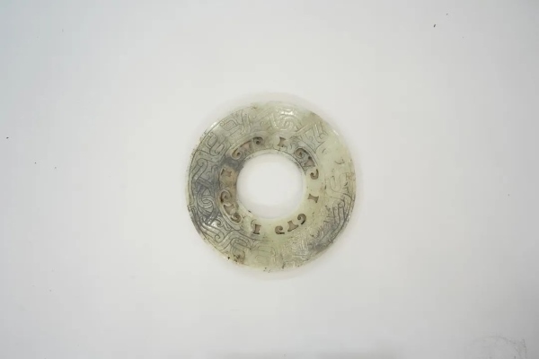 武王墩一號(hào)墓出土的鏤孔玉璧。全國十大考古新發(fā)現(xiàn)活動(dòng)辦公室供圖