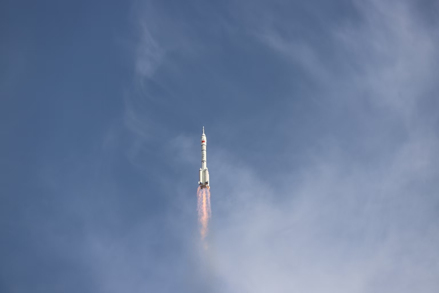 長(zhǎng)征二號(hào)F遙二十運(yùn)載火箭點(diǎn)火發(fā)射。人民網(wǎng)記者 黃帆攝