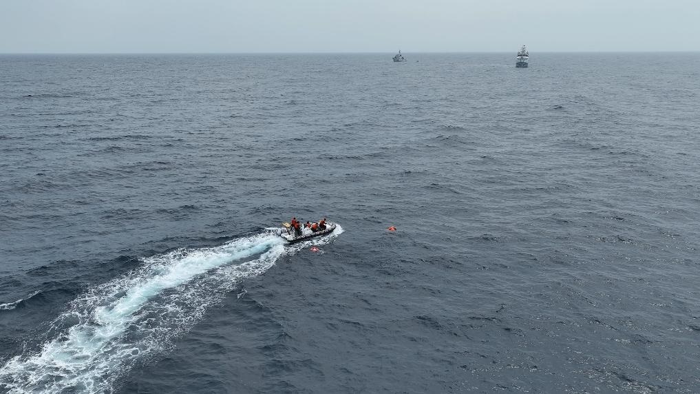 4月23日，中越海警開(kāi)展海上聯(lián)合搜救演練，模擬營(yíng)救落水人員。（中國(guó)海警供圖）