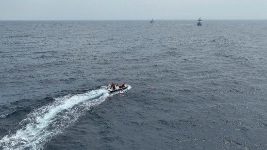 4月23日，中越海警開展海上聯(lián)合搜救演練，模擬營救落水人員。（中國海警供圖）