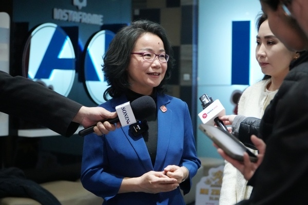 沈敏娟大使接受中蒙主流媒體采訪。中國駐蒙古國使館供圖