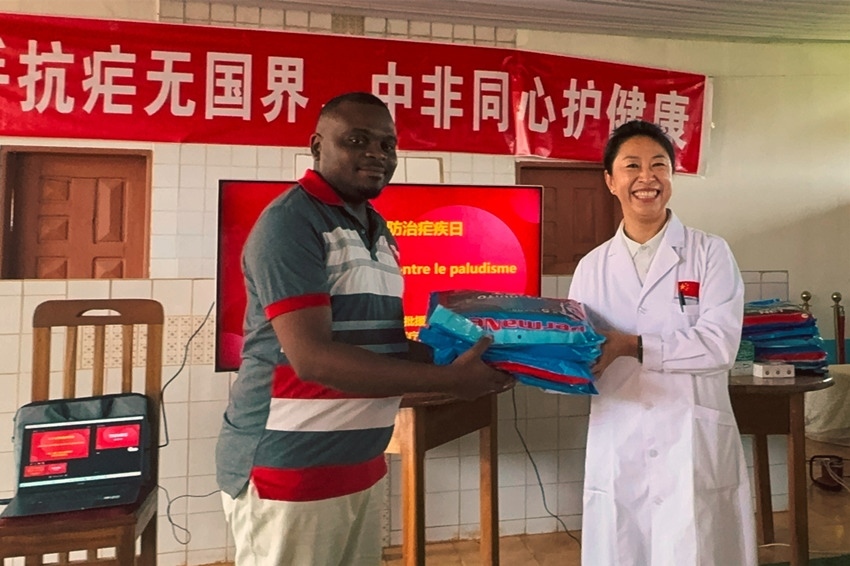【3】贈送抗瘧物資。中國（山西）第24批援喀麥隆姆巴爾馬尤醫(yī)療隊 供圖