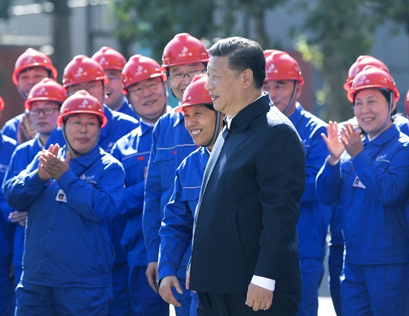 2018年9月26日，在中國一重集團，習(xí)近平總書記走到工人中間，同大家親切交流。