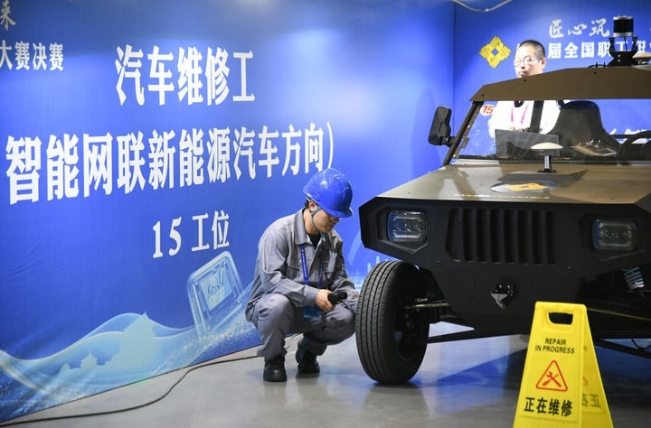 2024年9月11日，由全國總工會、人力資源和社會保障部等單位主辦的第八屆全國職工職業(yè)技能大賽決賽在陜西開幕。這是選手在位于西安國際會展中心的比賽場地參加汽車維修工（智能網(wǎng)聯(lián)新能源汽車方向）工種比賽。新華社記者 張博文 攝