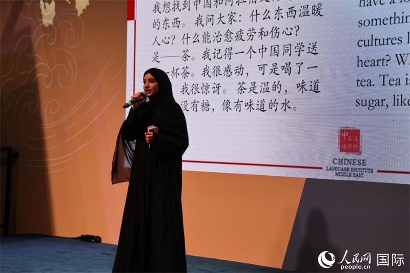第四屆“阿聯(lián)酋眼中的中國(guó)”中文比賽上，一位阿聯(lián)酋漢語學(xué)習(xí)者與觀眾分享對(duì)中國(guó)茶文化的思考。人民網(wǎng)記者 張志文攝
