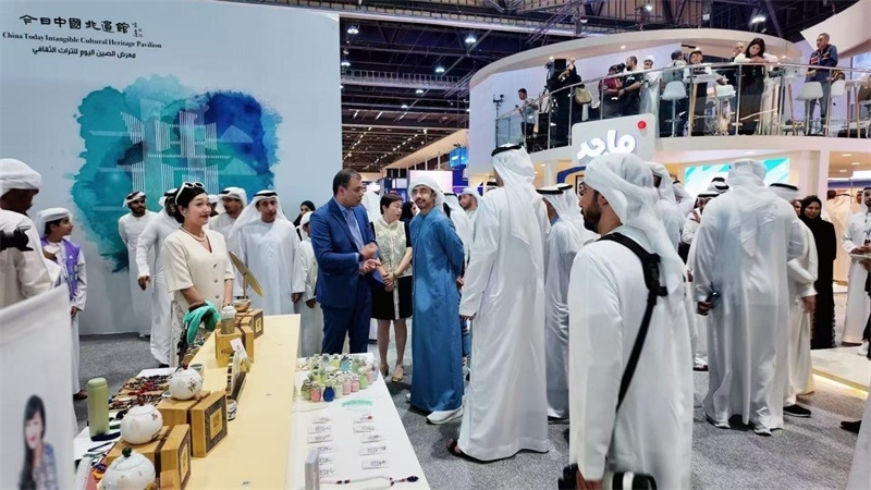 當(dāng)?shù)赜^眾在“今日中國(guó)非遺館”體驗(yàn)中國(guó)茶藝。主辦方供圖