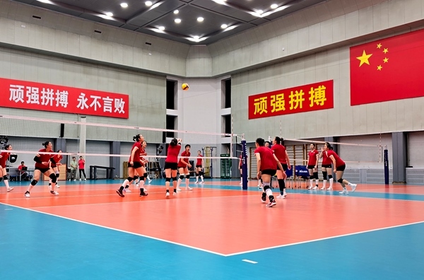 4月28日，中國女排在主教練趙勇的帶領(lǐng)下進行訓(xùn)練。人民網(wǎng)記者 胡雪蓉攝