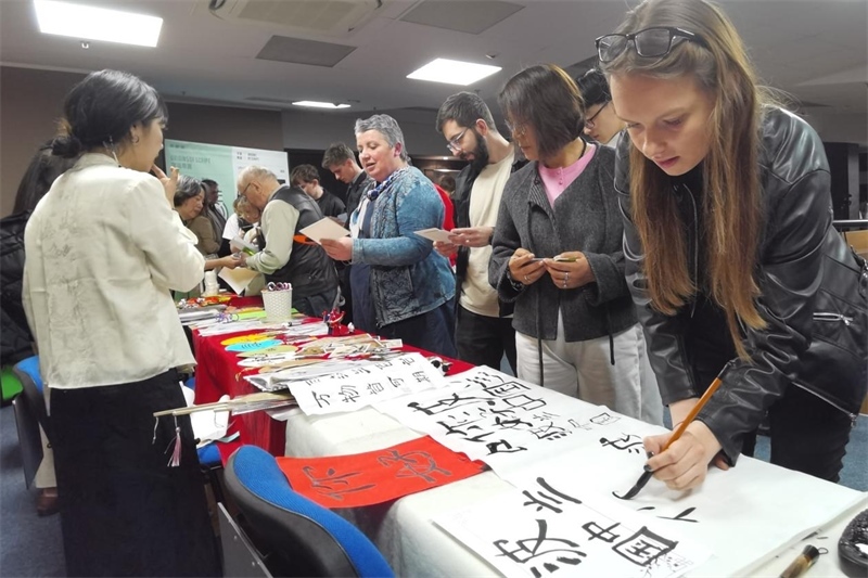 現(xiàn)場(chǎng)來(lái)賓體驗(yàn)中國(guó)傳統(tǒng)文化。中國(guó)駐波蘭大使館供圖。