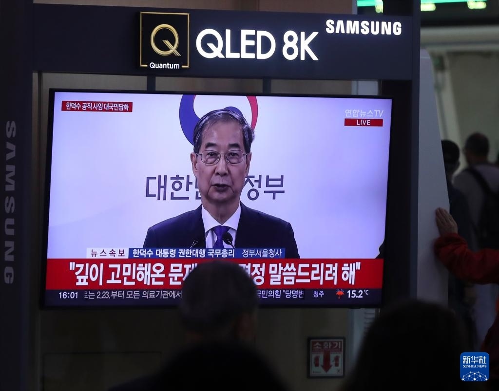 5月1日，在韓國首爾火車站，民眾觀看韓德洙辭職的新聞。新華社記者 姚琪琳 攝