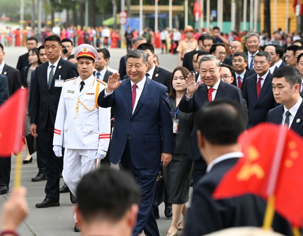 4月14日，中共中央總書記、國家主席習(xí)近平抵達河內(nèi)對越南進行國事訪問。當(dāng)日下午，越共中央總書記蘇林為習(xí)近平舉行隆重歡迎儀式。這是歡迎儀式后，習(xí)近平和蘇林一同步行前往越共中央駐地舉行會談時，向歡迎人群揮手致意。新華社記者 張領(lǐng) 攝