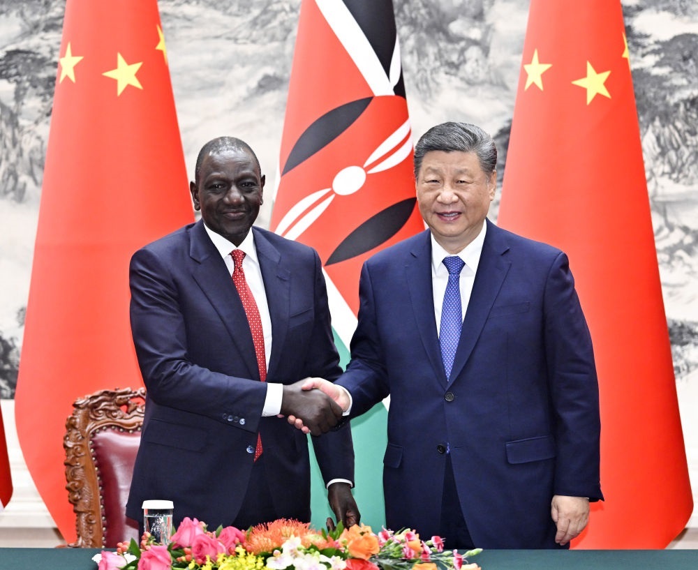 4月24日上午，國家主席習(xí)近平在北京人民大會堂同來華進行國事訪問的肯尼亞總統(tǒng)魯托舉行會談。這是習(xí)近平同魯托握手。新華社記者 岳月偉 攝