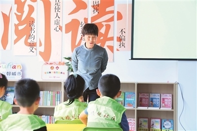 田桂月帶領(lǐng)孩子共讀繪本《點(diǎn)》。李澤罡攝