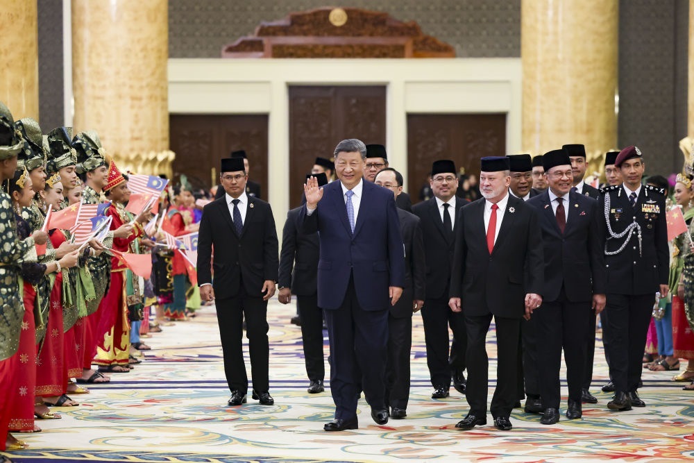 4月16日上午，馬來西亞最高元首易卜拉欣在馬來西亞國家王宮同中國國家主席習(xí)近平舉行會見。會見后，習(xí)近平出席易卜拉欣舉行的歡迎宴會。這是習(xí)近平向歡迎人群揮手致意。新華社記者 黃敬文 攝