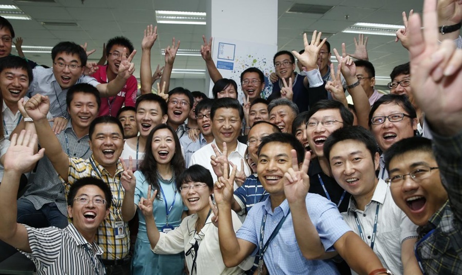 2013年8月29日，習(xí)近平總書記在東軟集團(tuán)（大連）有限公司同年輕員工親切合影。新華社記者 鞠鵬 攝