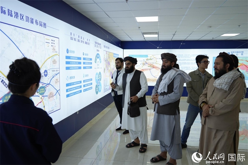 代表團在烏魯木齊國際陸港區(qū)參觀。人民網(wǎng)記者 章凱風(fēng)攝