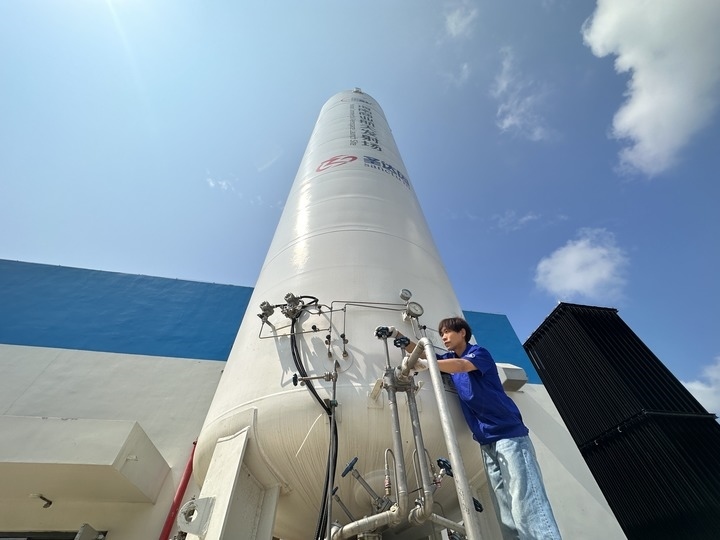 陳恩偉在海南商業(yè)航天發(fā)射場技術(shù)區(qū)罐區(qū)進(jìn)行液氮轉(zhuǎn)注前準(zhǔn)備。新華社記者 陳凱姿 攝