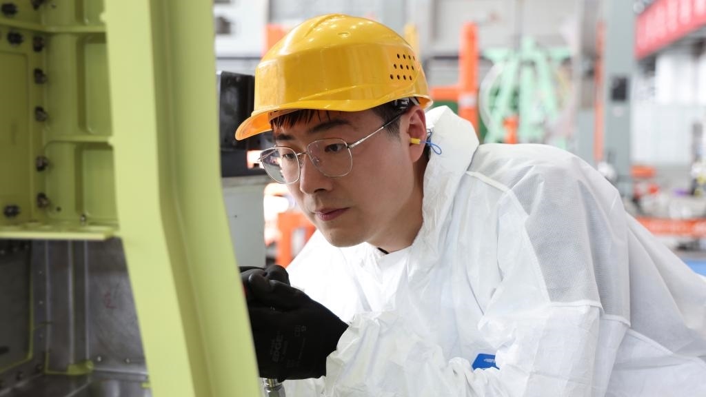 在中國航空工業(yè)集團(tuán)成飛車間內(nèi)，飛機(jī)鉚裝鉗工首席操作技師馮攀龍正在工作。（新華社發(fā)）