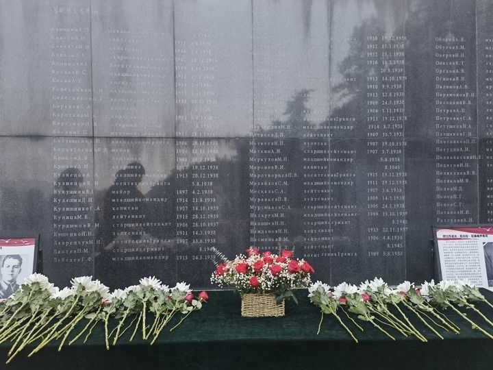 在南京抗日航空烈士紀念館鐫刻有蘇聯(lián)籍抗日航空英烈名錄的紀念碑前，擺放著人們獻上的鮮花（2024年11月22日攝）。新華社記者 邱冰清 攝