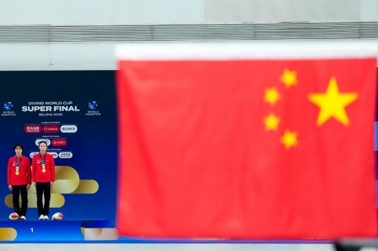 5月2日，獲得2025年跳水世界杯總決賽女子雙人10米臺冠軍的中國組合陳芋汐（右）/全紅嬋在頒獎儀式上。新華社記者 鞠煥宗 攝