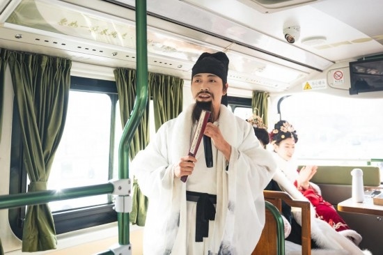 身著古裝的“伴游”在“長(zhǎng)安尋夢(mèng)”主題觀光車上為游客講解。（受訪者供圖）