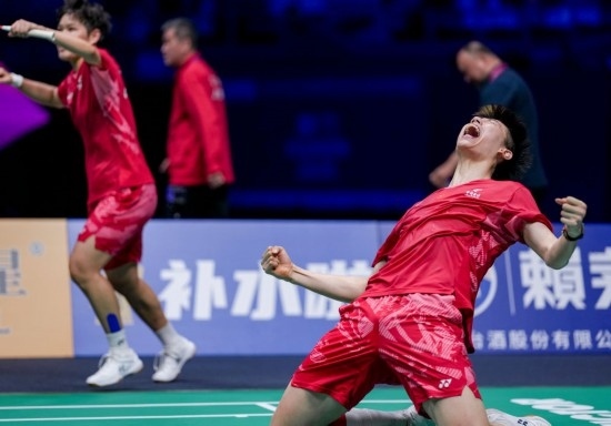 5月3日，中國(guó)隊(duì)組合馮彥哲（右）/黃東萍在半決賽混雙比賽后慶祝。新華社記者 孫非 攝