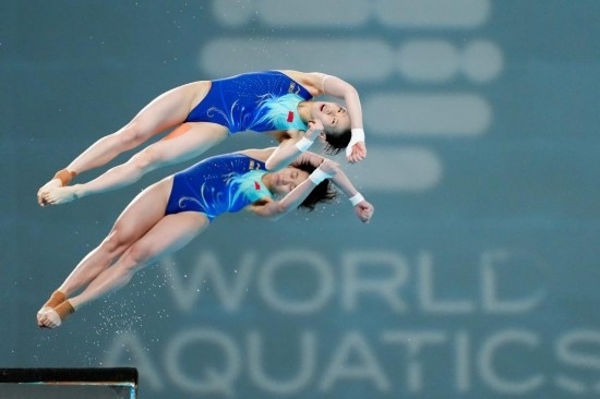 5月2日，陳芋汐（上）/全紅嬋在比賽中。新華社記者 鞠煥宗 攝