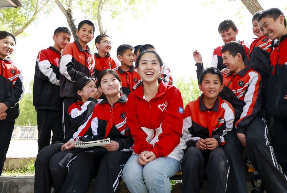 4月23日，在新疆克州阿圖什市哈拉峻鄉(xiāng)謝依特小學，支教教師高淑賢和學生們在一起。