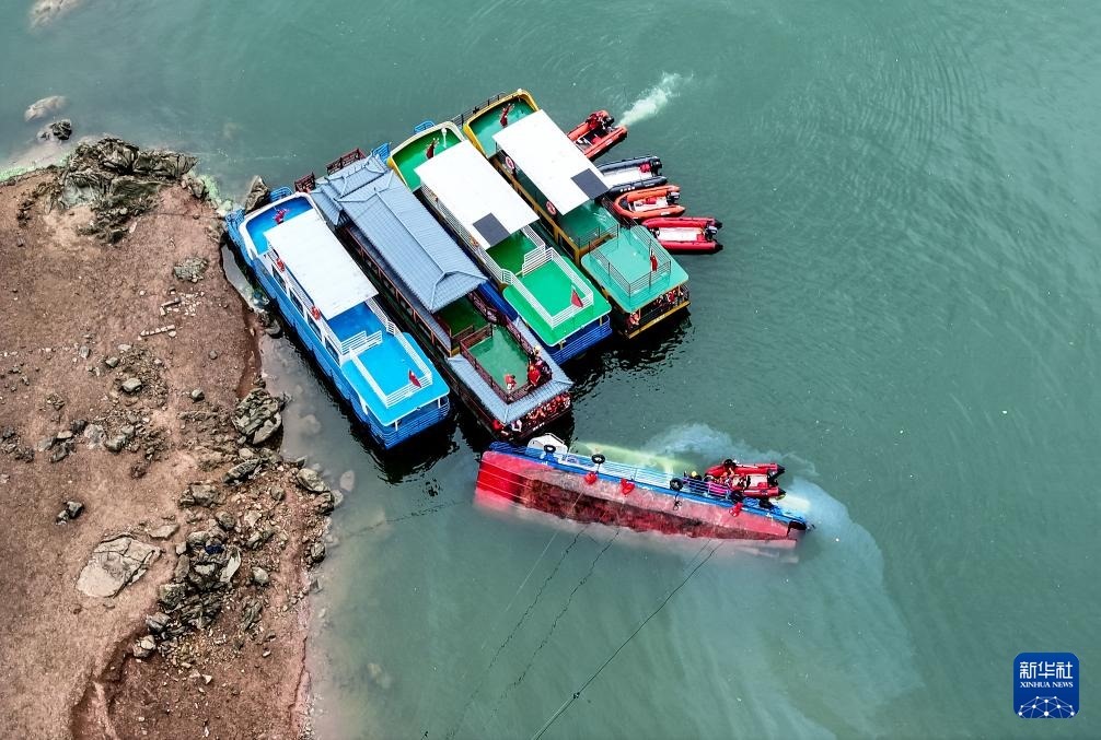 5月5日，救援人員在對傾覆船只進(jìn)行搜救（無人機(jī)照片）。新華社記者 劉續(xù) 攝