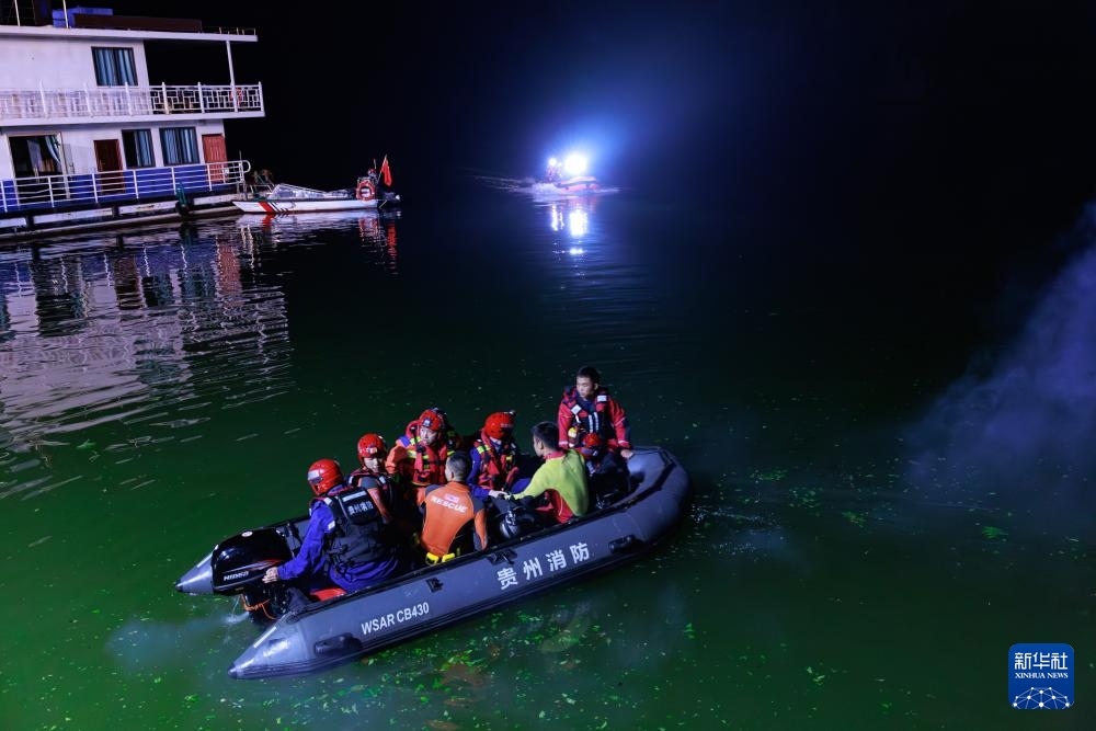 5月5日，救援人員在進(jìn)行搜救。新華社記者 劉續(xù) 攝