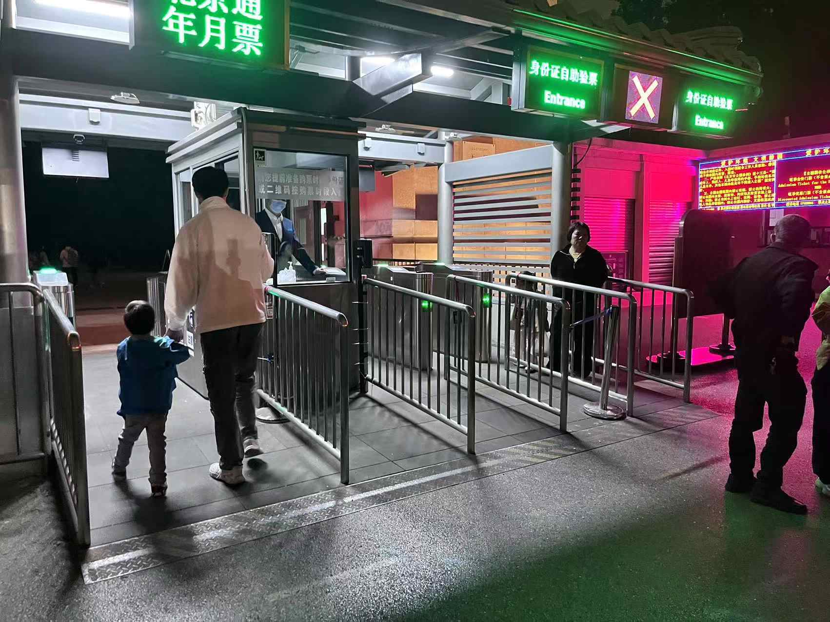 北京天壇公園延長(zhǎng)開放時(shí)間，游客進(jìn)入游覽。人民網(wǎng)記者 李楠樺攝