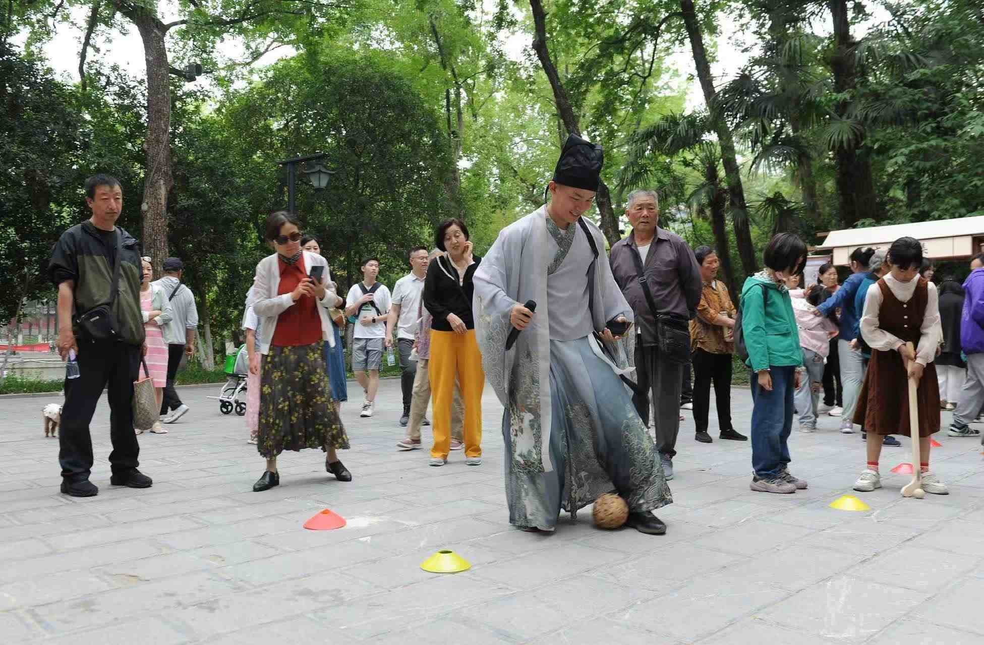 2025年5月3日，安徽省合肥市包公園景區(qū)，游客正在參與“蹴鞠”體育活動。（圖片來源：視覺中國）