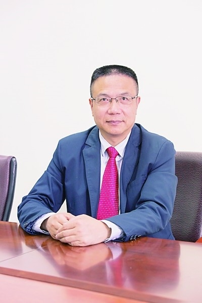 徐飛 教授、博士生導師。歷任上海交通大學副校長、西南交通大學校長、上海財經(jīng)大學常務副校長，現(xiàn)任福耀科技大學常務副校長。國務院政府特殊津貼專家。先后兼任中國鐵道學會副理事長，中國管理學會組織與戰(zhàn)略專業(yè)委員會副主任，教育部高等學校創(chuàng)新創(chuàng)業(yè)教育指導委員會副主任，中國高等教育學會創(chuàng)新創(chuàng)業(yè)教育分會理事長，中國高質量MBA教育認證（CAMEA）工作委員會副主任，中國職業(yè)技術教育學會副會長等。主要研究領域為戰(zhàn)略管理、競爭戰(zhàn)略與博弈論、創(chuàng)新創(chuàng)業(yè)、跨文化戰(zhàn)略領導力等。出版著作20余部。