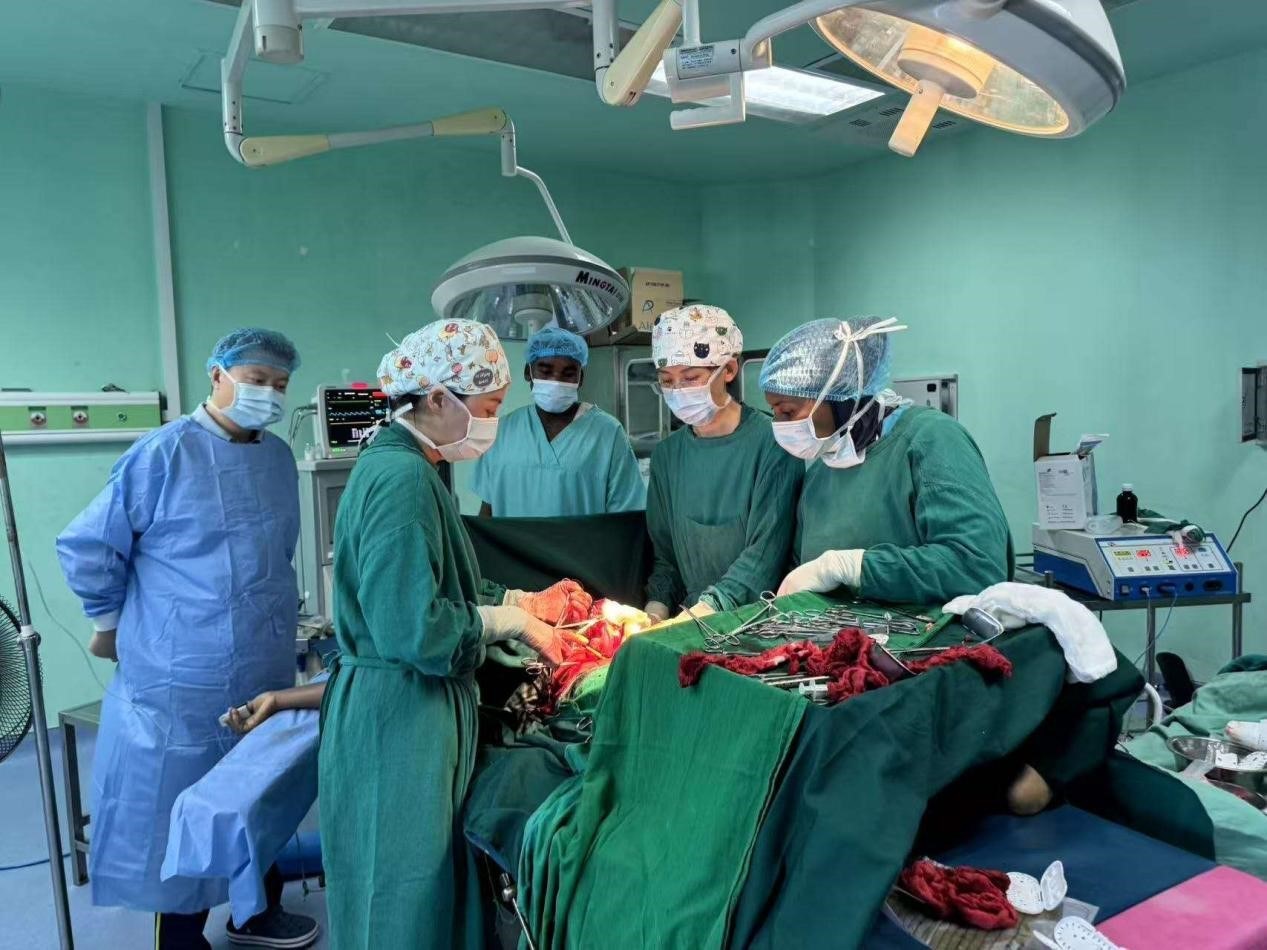 中國(guó)醫(yī)療隊(duì)專(zhuān)家與當(dāng)?shù)蒯t(yī)生協(xié)同手術(shù)。中國(guó)援桑醫(yī)療隊(duì)供圖